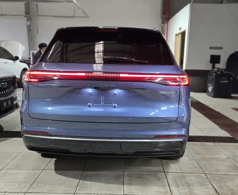 Thiết kế đuôi xe Geely EX5 EM-i với đèn hậu LED