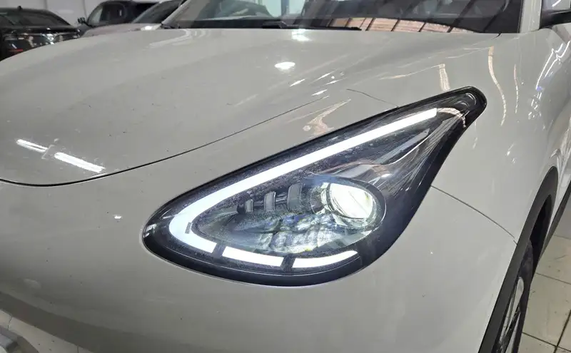 Ngoại thất Geely EX2 tại Việt Nam với thiết kế hiện đại, cum đèn pha và đèn ban ngày dạng LED