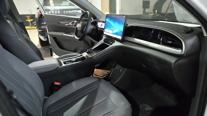 Khoang lái hiện đại trên Geely Ex2